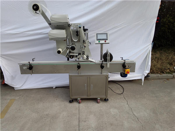 फ्लॅट बाटलीसाठी स्वयंचलित स्टिकर प्लेन लेबलिंग मशीन 